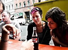En cola, som disse gæster på en restaurant får serveret, vil fortsat være tilladt. Det er først når størrelsen når ca. 0,4 liter, at det bliver kriminelt.